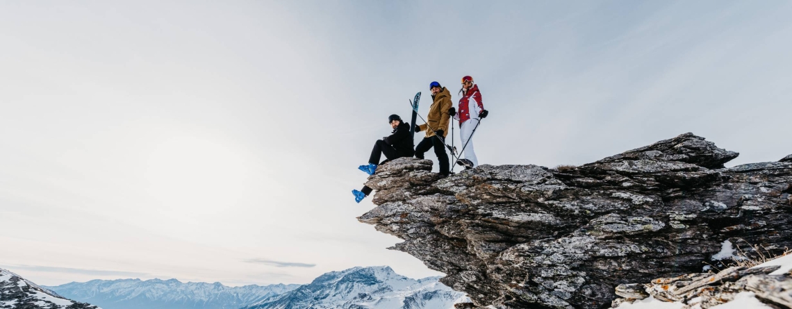 Découvrez la Montagne avec Élégance La Location de Tenues de Ski Premium avec Les Petits Montagnards_ 1230 x 480